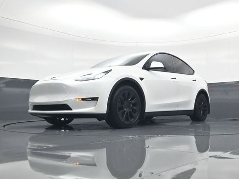 Used 2021 Tesla Model Y Long Range image 19