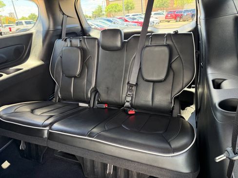 Used 2025 Chrysler Pacifica Limited FWD image 23
