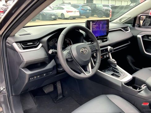 Used 2023 Toyota RAV4 XLE Premium image 17