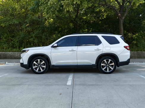 Used 2023 Honda Pilot Touring image 6