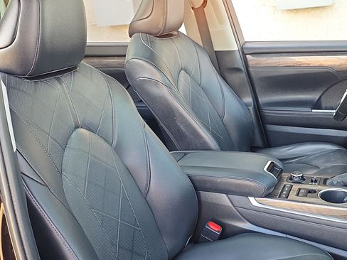 Used 2020 Toyota Highlander Platinum AWD/4WD image 30