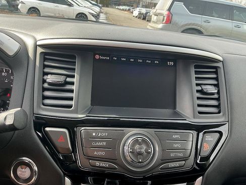 Used 2019 Nissan Pathfinder S image 17