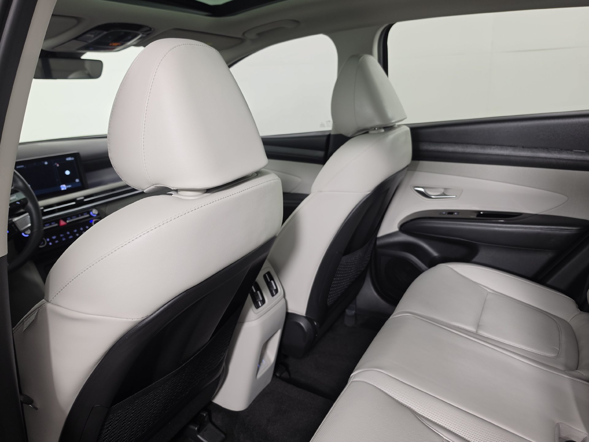 Used 2025 Hyundai Tucson Limited AWD/4WD image 24