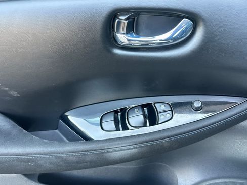 Used 2018 Nissan Leaf SV w/ SV Technology Package FWD image 12