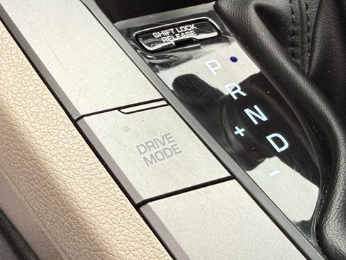 Used 2017 Hyundai Elantra SE image 23