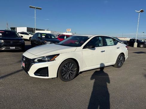 New 2025 Nissan Altima 2.5 SV image 3