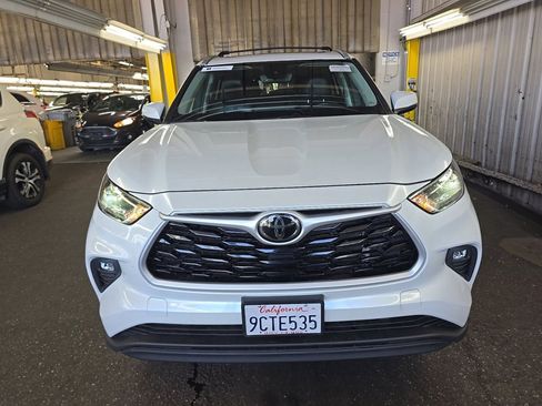 Used 2022 Toyota Highlander XLE FWD image 2