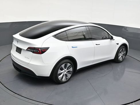 Used 2022 Tesla Model Y Long Range image 16