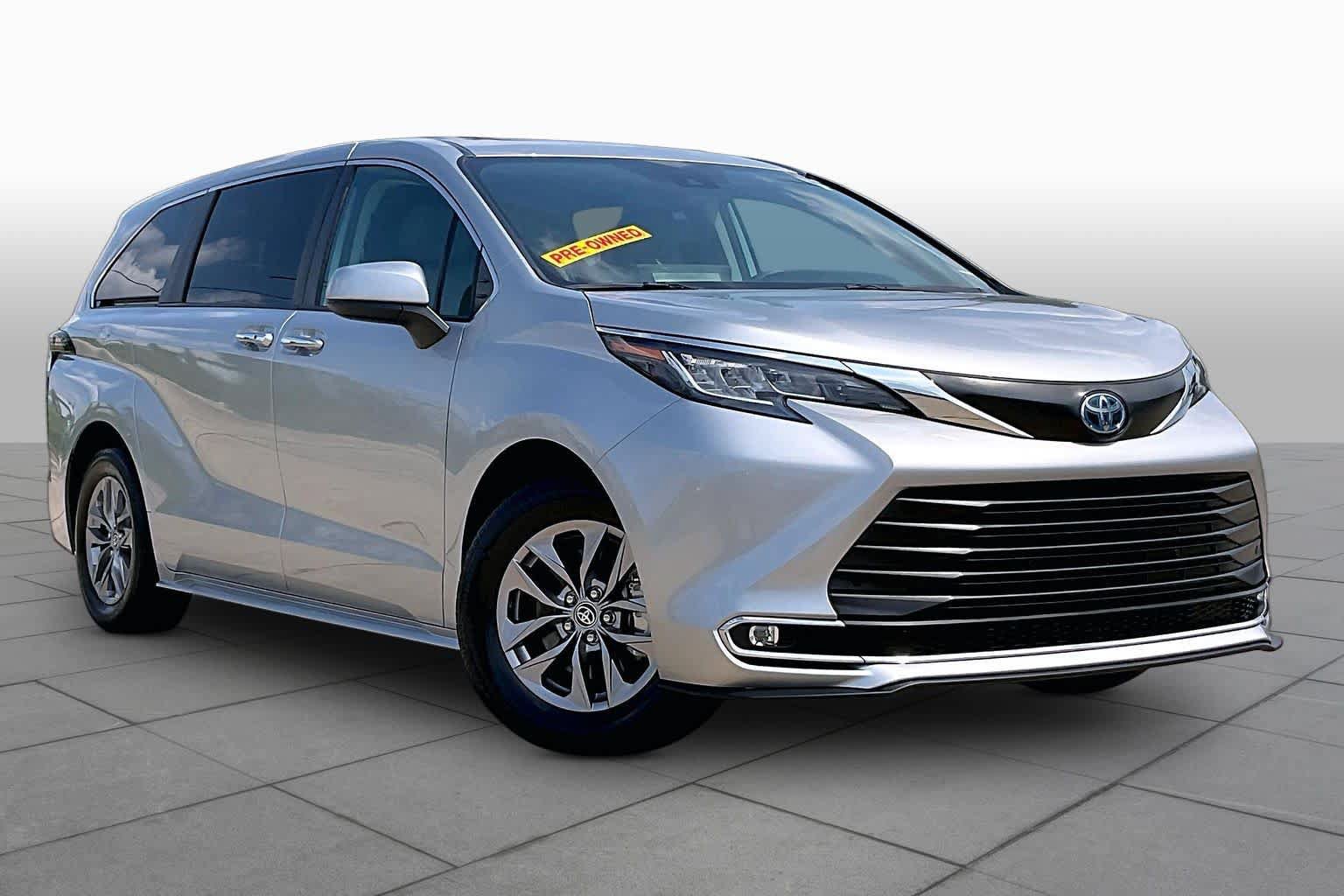 Used 2023 Toyota Sienna XLE FWD image 3