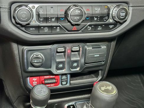 Used 2025 Jeep Wrangler Rubicon AWD/4WD image 40