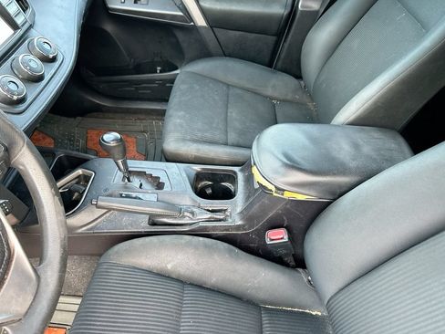 Used 2018 Toyota RAV4 LE FWD image 26