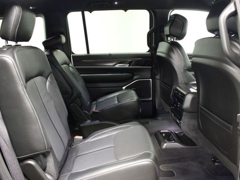 Used 2022 Jeep Wagoneer Series III w/ Convenience Group I AWD/4WD image 16