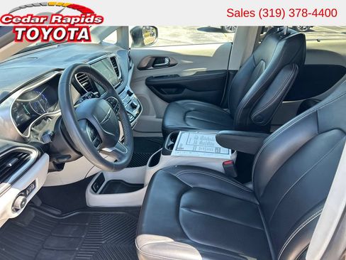 Used 2023 Chrysler Pacifica Touring-L FWD image 10