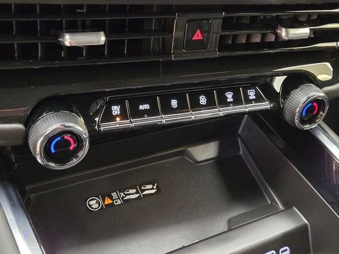 Used 2025 Chevrolet Suburban LT image 38