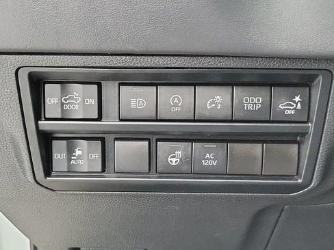 Used 2024 Toyota Tundra Platinum AWD/4WD image 32