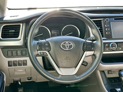 Used 2016 Toyota Highlander XLE image 16
