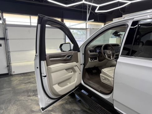 Used 2021 GMC Yukon XL Denali w/ Denali Premium Package AWD/4WD image 8