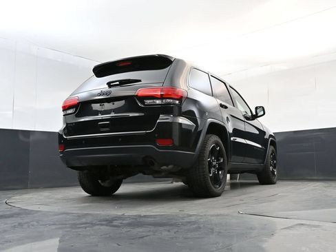 Used 2019 Jeep Grand Cherokee Laredo AWD/4WD image 23