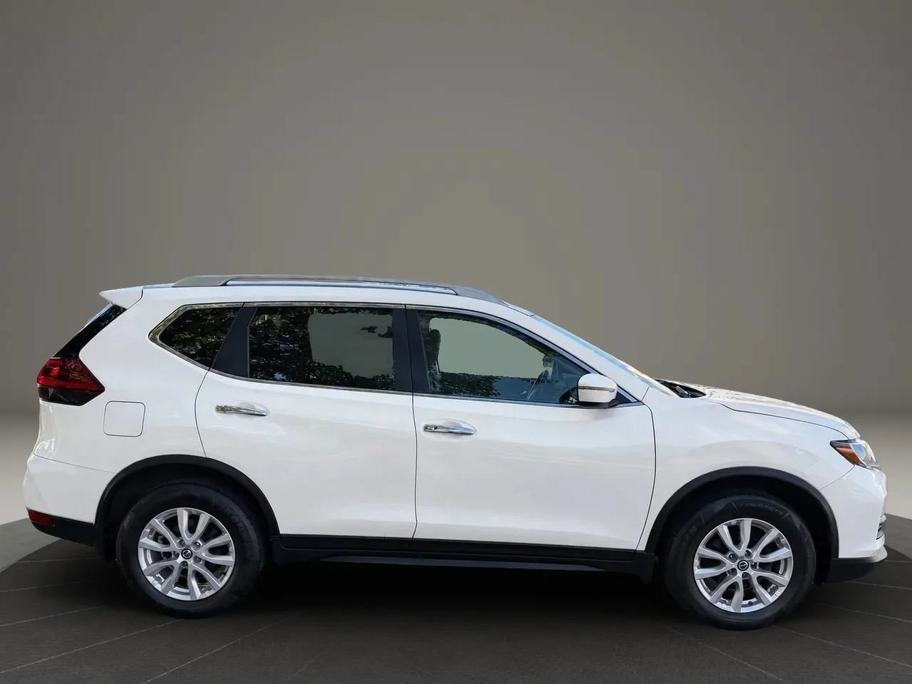 Used 2018 Nissan Rogue SV AWD/4WD image 2
