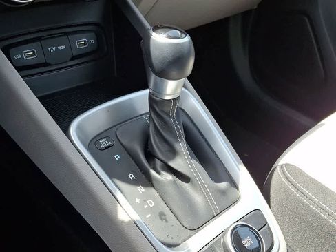 Used 2022 Hyundai Venue SEL w/ Cargo Package image 16