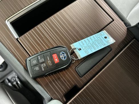 Used 2024 Toyota Sienna XLE w/ XLE Plus Package AWD/4WD image 12