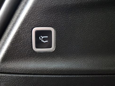 Used 2025 Chrysler Pacifica Select image 8