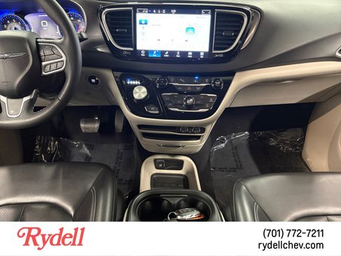 Used 2023 Chrysler Pacifica Touring-L FWD image 15