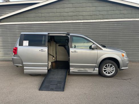 Used 2018 Dodge Grand Caravan SXT w/ Rear Park Assist Package image 2