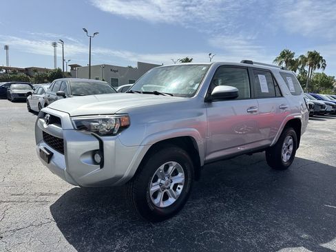 Used 2019 Toyota 4Runner SR5 AWD/4WD image 9