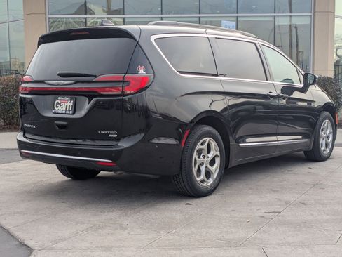 Used 2023 Chrysler Pacifica Limited w/ Uconnect Theater Family Group image 5