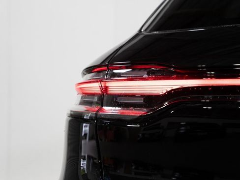 Used 2024 Porsche Macan image 8