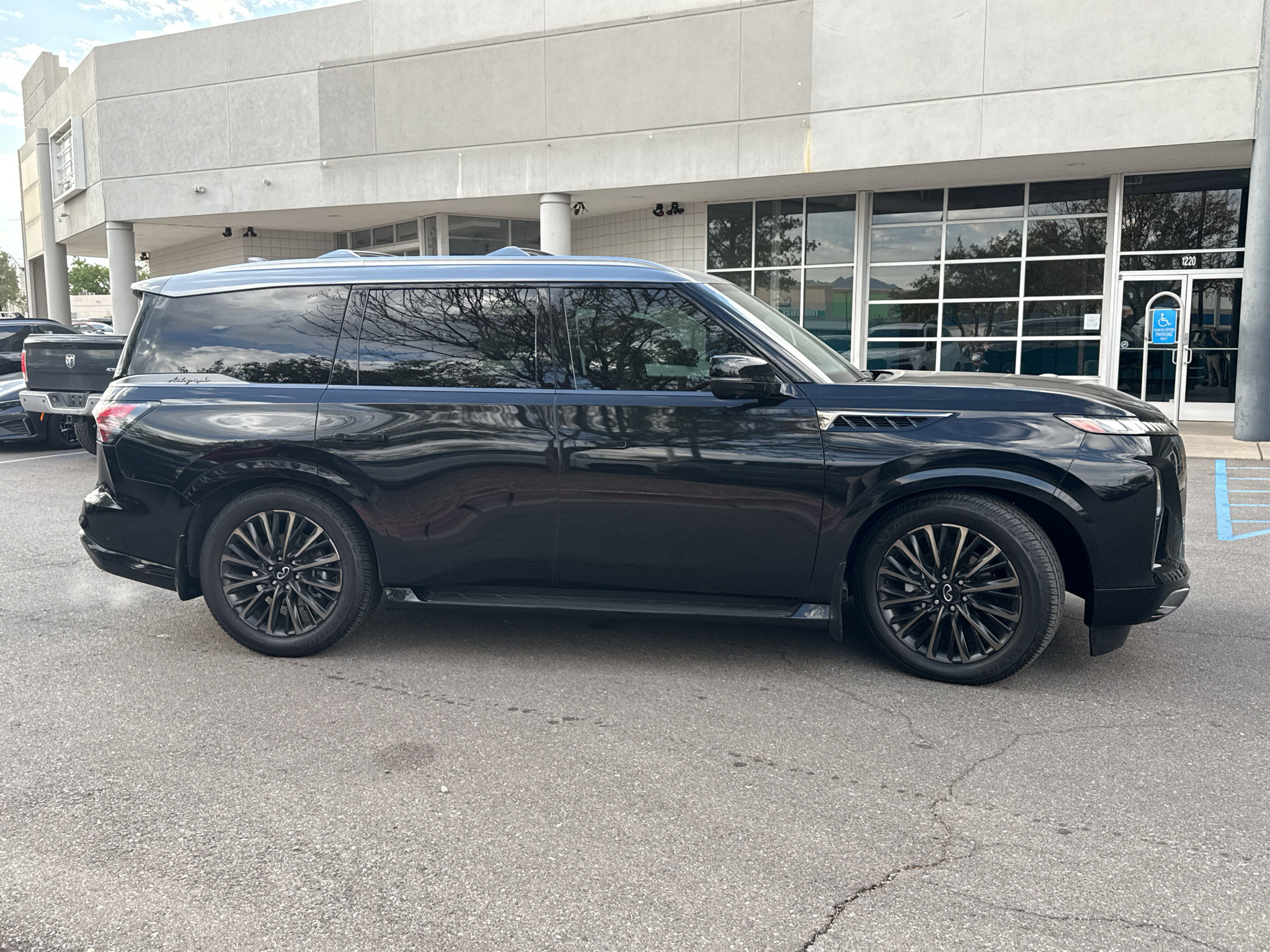 Used 2026 INFINITI QX80 Autograph AWD/4WD image 4