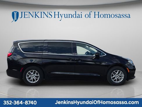 Used 2024 Chrysler Pacifica Touring-L FWD image 2