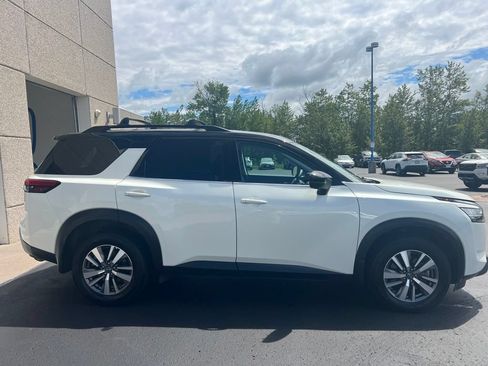Used 2023 Nissan Pathfinder SL w/ Black Appearance Package AWD/4WD image 4
