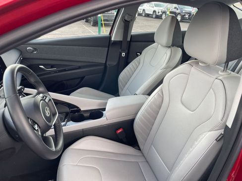 Used 2025 Hyundai Elantra Limited image 36