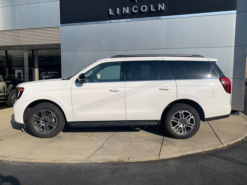 Used 2025 Ford Expedition Active AWD/4WD image 2