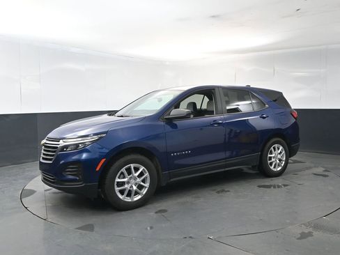 Used 2023 Chevrolet Equinox LS w/ LS Convenience Package AWD/4WD image 2