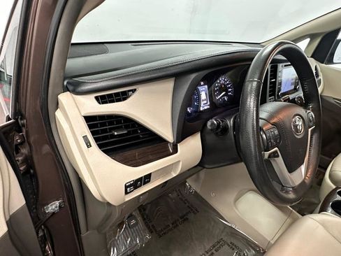 Used 2018 Toyota Sienna XLE w/ XLE Navigation Package image 36