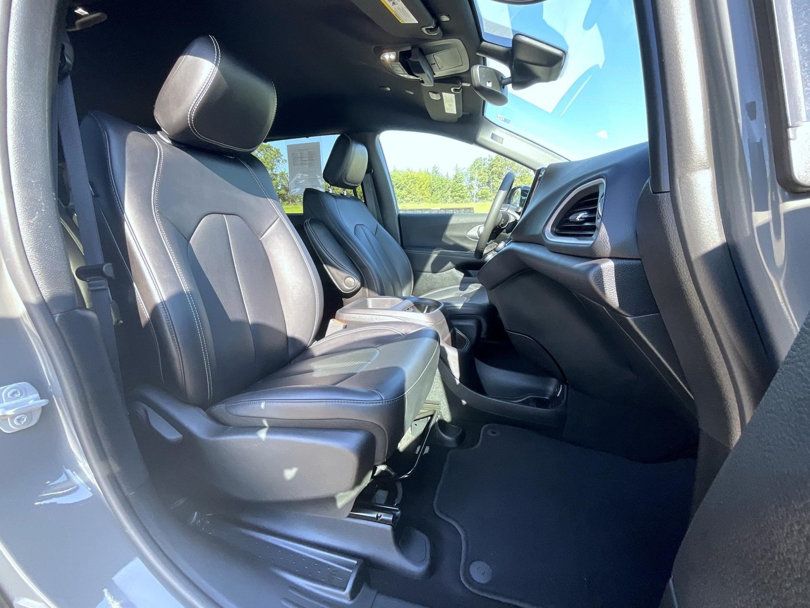 Used 2025 Chrysler Pacifica Select FWD image 16