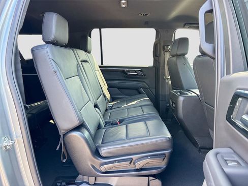 Used 2025 Chevrolet Suburban Z71 AWD/4WD image 27