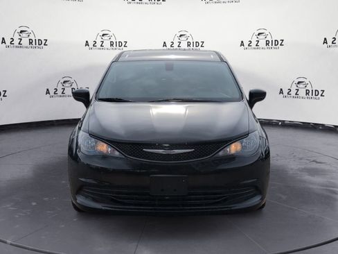 Used 2018 Chrysler Pacifica L FWD image 2