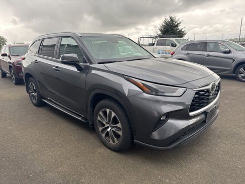 Used 2023 Toyota Highlander XLE AWD/4WD image 6