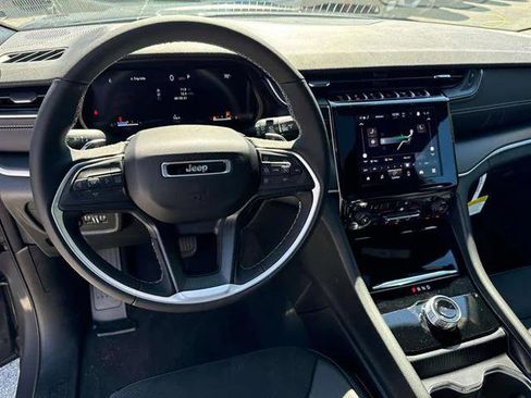 Certified 2024 Jeep Grand Cherokee Altitude image 9