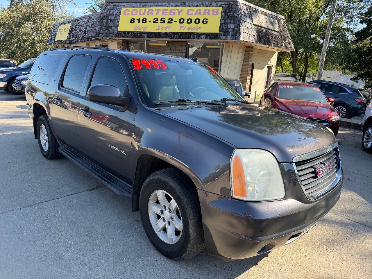 Used 2010 GMC Yukon XL SLT w/ SLT-2 Equipment Package AWD/4WD image 1
