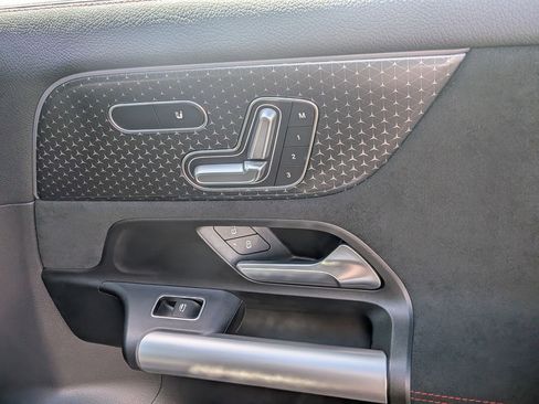 Used 2025 Mercedes-Benz GLA 250 4MATIC image 34