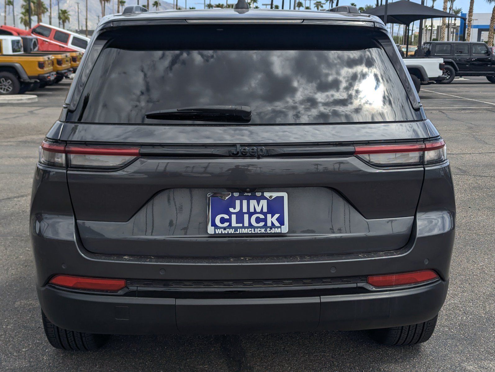 Used 2022 Jeep Grand Cherokee Altitude RWD image 3