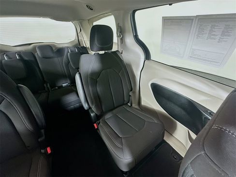 Used 2024 Chrysler Voyager LX image 14