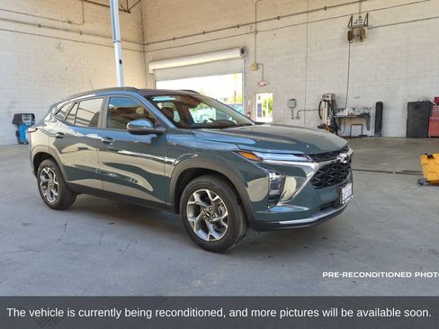 Used 2026 Chevrolet Trax LT w/ Sunroof Package FWD image 3