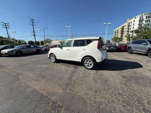 Used 2025 Kia Soul LX w/ LX Technology Package FWD image 9