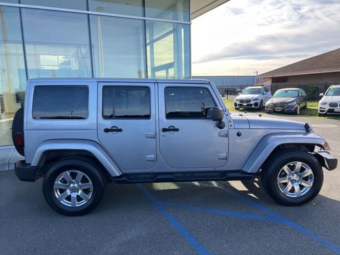 Used 2015 Jeep Wrangler Unlimited Sahara w/ Connectivity Group image 23